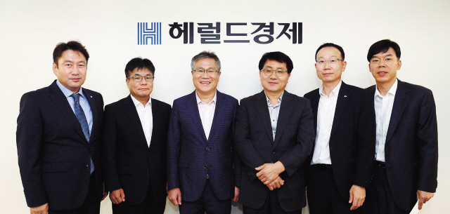 ‘2018 헤럴드경제 베스트 리포트 대상’ 심사위원회의 전체회의가 지난 10일 서울 용산구 후암동 헤럴드 본사에서 열렸다. 왼쪽부터 전창협 헤럴드경제 편집국장, 김영춘 한국거래소 코스닥시장본부 상무, 한국증권학회장을 맡고 있는 장국현 건국대 경영대학 교수(심사위원장), 김동회 금융감독원 자본시장감독국장, 이창화 한국금융투자협회 증권ㆍ파생상품서비스본부장, 김희수 에프앤가이드 상무.  이상섭 기자/babtong@