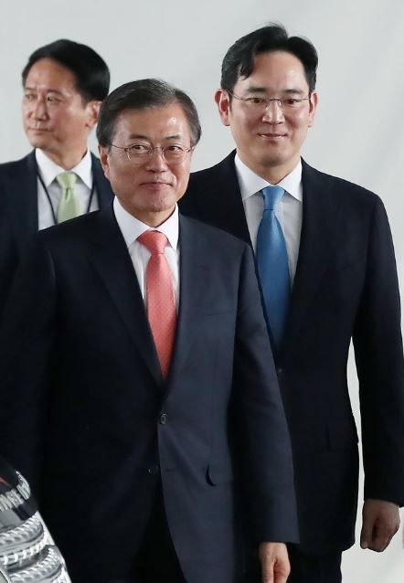 President Moon Jae-in, accompanied by Samsung heir Lee Jae-yong, visits Samsung's Noida smartphone plant during his state visit to India in July. (Yonhap)