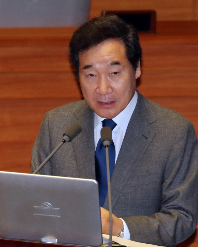 이낙연 국무총리가 13일 국회에서 열린 제364회국회(정기회) 제5차 본회의 정치분야 대정부질문에서 더불어민주당 박영선 의원의 질문에 답하고 있다. [제공=연합뉴스]