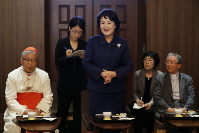 대통령 부인 김정숙 여사가 13일 오후 서울 중구 명동성당에서 열린 '천주교 서울 순례길 국제순례지 선포식 기념 아시아 주교단과 함께하는 미사'에 참석해 추기경,  주교들과 환담하고 있다. [제공=연합뉴스]