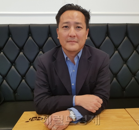 美 한국인 입양인 단체 ‘325 캄라’의 데렉 피셔 이사. [이현정 기자/rene@heraldcorp.com]