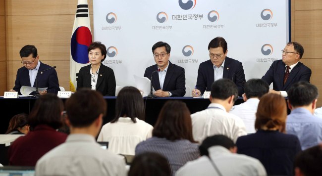 김동연 경제부총리 겸 기획재정부장관이 13일 오후 서울 세종로 정부서울청사에서 '주택시장 안정방안'을 발표하고 있다. 왼쪽부터 심보균 행정안전부 차관, 김현미 국토교통부 장관, 김동연 부총리, 최종구 금융위원장, 한승희 국세청장.[사진=연합뉴스]
김동연 경제부총리 겸 기획재정부장관이 13일 오후 서울 세종로 정부서울청사에서 '주택시장 안정방안'을 발표하고 있다. 왼쪽부터 심보균 행정안전부 차관, 김현미 국토교통부 장관, 김동연 부총리, 최종구 금융위원장, 한승희 국세청장.[사진=연합뉴스]