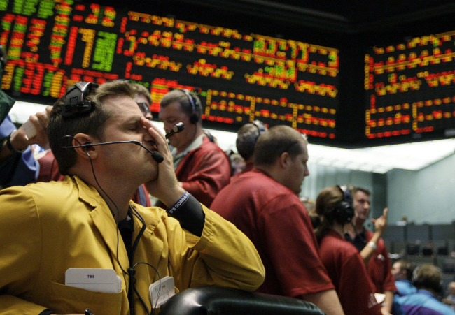 <YONHAP PHOTO-6619> FILE- In this Sept. 16, 2008, file photo clerk Michael Hill puts his hand on his face in the Euro Dollar options trading pit after the Fed Interest Rate announcement at the CME Group in Chicago. Home prices had sunk, and foreclosure notices began arriving. Layoffs began to spike. Tremors intensified as Lehman Brothers, a titan of Wall Street, slid into bankruptcy on Sept. 15, 2008. Stock markets shuddered and then collapsed in a cascading panic that government officials struggled to stop. (AP Photo/M. Spencer Green, File)/2018-09-13 23:06:25/ <저작권자 ⓒ 1980-2018 ㈜연합뉴스. 무단 전재 재배포 금지.>
<YONHAP PHOTO-6619> FILE- In this Sept. 16, 2008, file photo clerk Michael Hill puts his hand on his face in the Euro Dollar options trading pit after the Fed Interest Rate announcement at the CME Group in Chicago. Home prices had sunk, and foreclosure notices began arriving. Layoffs began to spike. Tremors intensified as Lehman Brothers, a titan of Wall Street, slid into bankruptcy on Sept. 15, 2008. Stock markets shuddered and then collapsed in a cascading panic that government officials struggled to stop. (AP Photo/M. Spencer Green, File)/2018-09-13 23:06:25/ <저작권자 ⓒ 1980-2018 ㈜연합뉴스. 무단 전재 재배포 금지.>