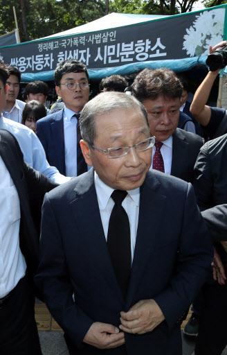 최종식 쌍용차 사장이 지난 13일 쌍용차 해고 사태 관련 희생자를 기리고자 마련된 서울 중구 대한문 앞 분향소를 찾아 조문한 뒤 장소를 떠나고 있다.  [연합뉴스]