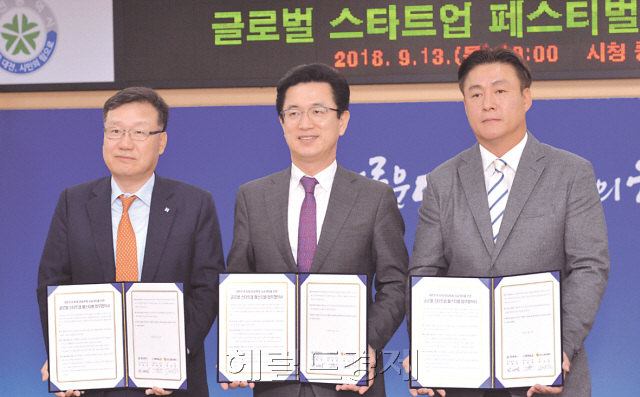 허태정 대전시장(가운데)과 권충원 헤럴드 대표(맨왼쪽), 박진한 CEO 클럽 한국지부 대표가 글로벌 스타트업 페스티벌 업무협약식후 기념촬영을 하고 있다.
정희조 기자/checho@