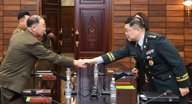 South Korea's delegate chief Col. Cho Young-keun shakes hands with his North Korean counterpart Um Chang-nam during the military talks at Panmunjom on Thursday. Yonhap