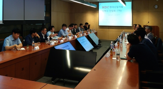 HDC현대산업개발이 협력회사와 함께 주요 공종별 상생간담회를 개최하고 입찰, 계약 등의 운영방침과 안전·환경 중점사항을 안내하는 모습<br />[사진=HDC현대산업개발]
HDC현대산업개발이 협력회사와 함께 주요 공종별 상생간담회를 개최하고 입찰, 계약 등의 운영방침과 안전·환경 중점사항을 안내하는 모습
[사진=HDC현대산업개발]