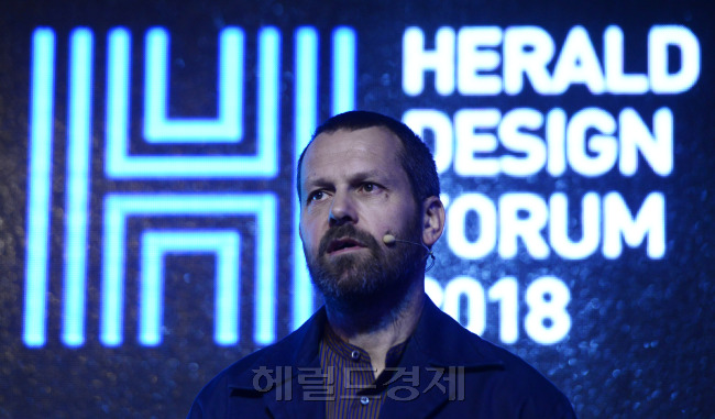 가구디자이너 마르티노 감페르가 14일 동대문디자인플라자(DDP)에서 열린 '헤럴드디자인포럼2018'에서 '그낭 의자가 아니다'라는 주제로 강연을 하고 있다. [사진=헤럴드경제DB]