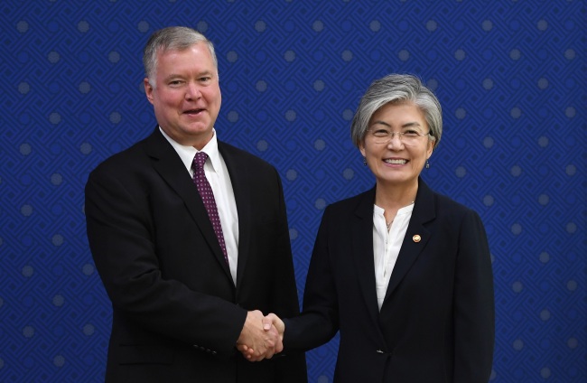 South Korean Foreign Minister Kang Kyung-wha (R) shakes hands with US special representative for North Korea Stephen Biegun (L) during their meeting at the Foreign Ministry in Seoul on September 11, 2018. (Yonhap)