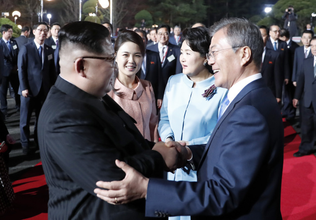 President Moon Jae-in and North Korean leader Kim Jong-un embrace at the inter-Korean summit on April 27. (Yonhap)
