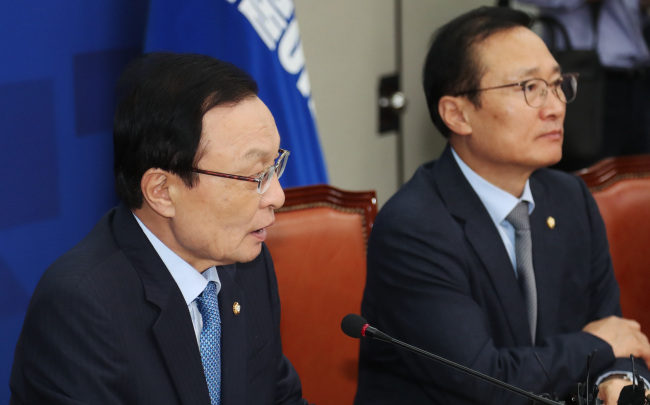 더불어민주당 이해찬 대표(왼쪽)가 17일 오전 국회에서 열린 최고위원회의에서 발언하고 있다. 오른쪽은 홍영표 원내대표.