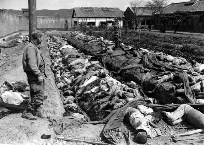 Bodies of some 400 Korean civilians lie in and around trenches in Daejeon's prison yard during the Korean War in Sept. 1950. (AP)