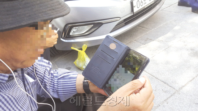 신문, 방송 등 기성 매체들의 보도를 불신하는 일부 노인들 사이에서는 카카오톡과 유튜브 등으로 유포되는 가짜뉴스를 맹신하고 있다. 사진은 지난 12일 서울 종로구 탑골공원에서 한 70대 노인이 유튜브로 뉴스를 보고 있는 모습. 경찰은 연말까지 가짜뉴스에 대한 특별단속에 나서기로 했다.   정세희 기자/say@heraldcorp.com