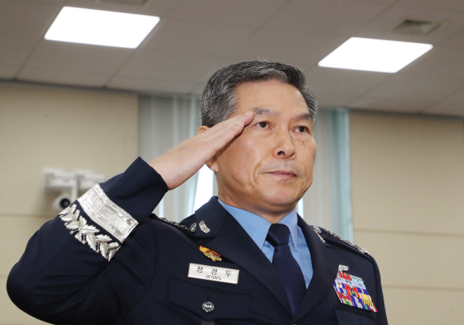 정경두 국방부 장관 후보자가 17일 국회에서 열린 인사청문회에서 모두발언을 마치고 거수경례하고 있다. (사진=연합뉴스)