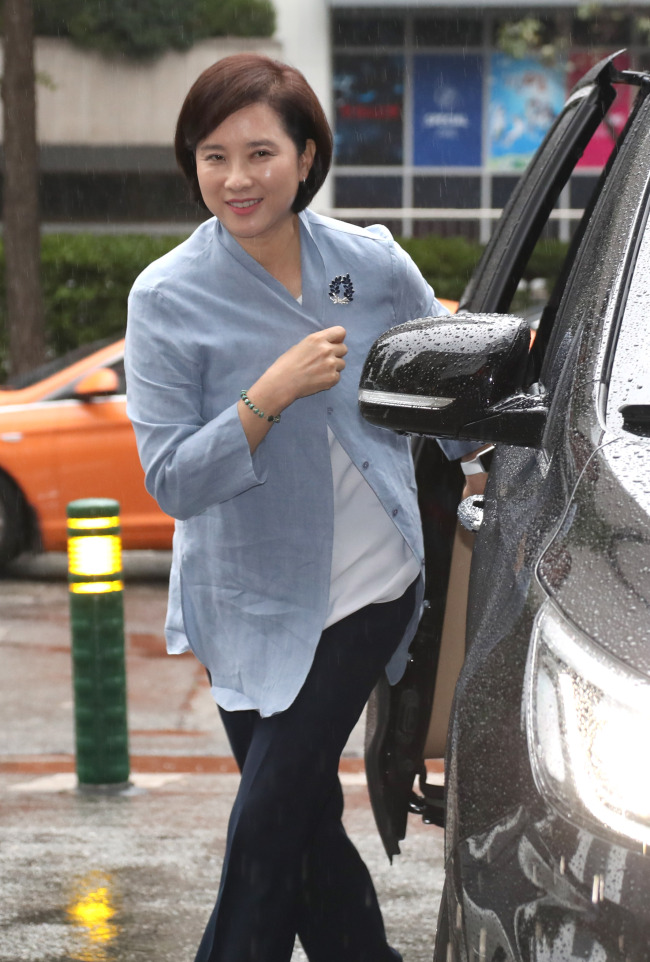 유은혜 사회부총리 겸 교육부 장관 후보자가 3일 오전 청문회 준비 사무실이 차려진 서울 영등포구 교육시설재난공제회로 출근하고 있다. (사진=연합뉴스)