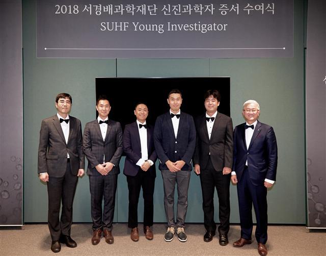 서경배 이사장이 ‘2018 서경배과학재단 신진과학자 증서 수여식’에 참가한 우재성 교수(사진 왼쪽부터), 정인경 교수, 김진홍 교수, 박현우 교수, 주영석 교수와 기념촬영하고 있다.