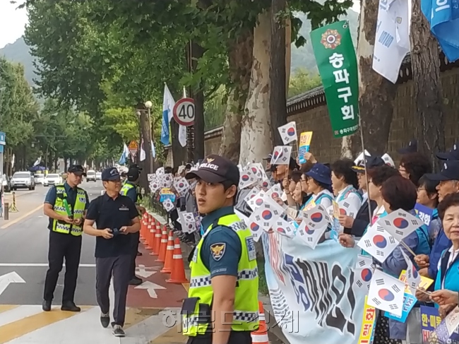 이날 현장에 나온 재향군인회 회원들. [사진=김성우 기자/zzz@heraldcorp.com]