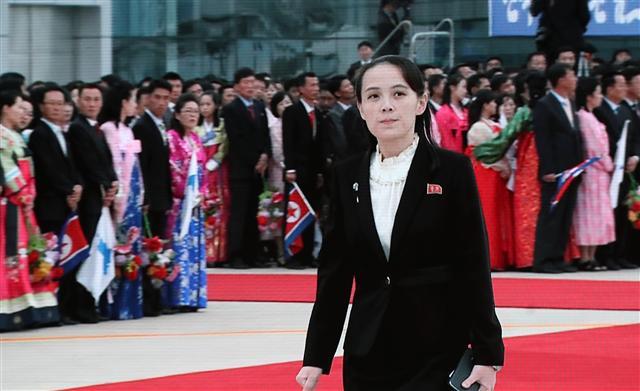 <YONHAP PHOTO-2717> [평양정상회담] 순안공항 김여정 등장 (서울=연합뉴스) 서명곤 기자 = 18일 서울 동대문디자인플라자(DDP)에 마련된 남북정상회담 메인프레스센터 대형모니터에 평양 순안공항에 도착한 김정은 북한 국무위원장의 여동생인 김여정 노동당 중앙위원회 제1부부장의 모습이 중계되고 있다. 2018.9.18 seephoto@yna.co.kr/2018-09-18 09:47:58/ <저작권자 ⓒ 1980-2018 ㈜연합뉴스. 무단 전재 재배포 금지.>
<YONHAP PHOTO-2717> [평양정상회담] 순안공항 김여정 등장 (서울=연합뉴스) 서명곤 기자 = 18일 서울 동대문디자인플라자(DDP)에 마련된 남북정상회담 메인프레스센터 대형모니터에 평양 순안공항에 도착한 김정은 북한 국무위원장의 여동생인 김여정 노동당 중앙위원회 제1부부장의 모습이 중계되고 있다. 2018.9.18 seephoto@yna.co.kr/2018-09-18 09:47:58/ <저작권자 ⓒ 1980-2018 ㈜연합뉴스. 무단 전재 재배포 금지.>