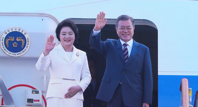 '2018남북정상회담평양'의 첫 날인 18일 오전 서울공항에서 문재인 대통령과 부인 김정숙 여사가 평양을 향해 출발하는 전용기에 올라 손흔들어 인사하는 장면이 이날 서울 중구 DDP 메인프레스센터에 중계되고 있다.[사진=평양사진공동취재단]
'2018남북정상회담평양'의 첫 날인 18일 오전 서울공항에서 문재인 대통령과 부인 김정숙 여사가 평양을 향해 출발하는 전용기에 올라 손흔들어 인사하는 장면이 이날 서울 중구 DDP 메인프레스센터에 중계되고 있다.[사진=평양사진공동취재단]