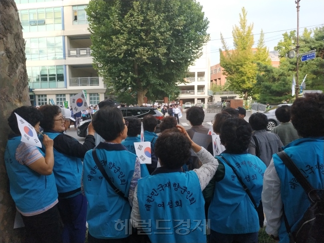 현장에서 태극기를 흔들고 있는 재향군인회 회원들. [사진=김성우 기자/zzz@heraldcorp.com]
