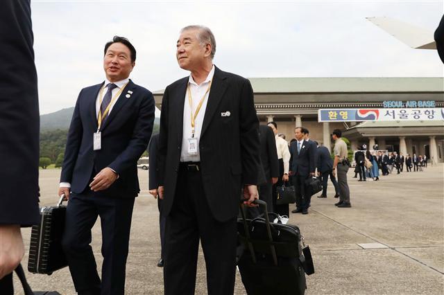 18일 오전 경기도 성남 서울공항에서 제3차 남북정상회담 특별수행단이 평양으로 향하는 전용기에 탑승하고 있다.  [연합뉴스]