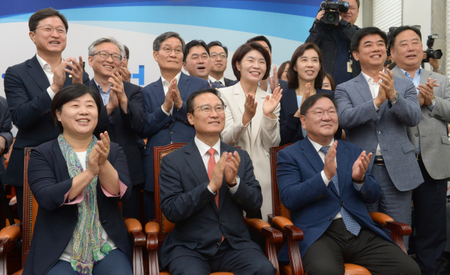 더불어민주당 의원과 당직자들이 18일 오전 국회에서 문재인 대통령 평양 순안공항 도착 장면 중계를 시청하며 박수치고 있다. (사진=연합뉴스)