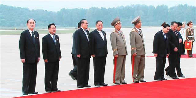 ‘2018남북정상회담평양’의 첫날인 18일 평양 순안공항 공군 1호기 앞에 영접나온 김영남ㆍ리선권ㆍ최룡해 모습이 서울 중구 DDP 메인프레스센터에 중계되고 있다. [연합뉴스]