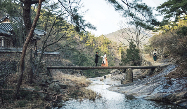 드라마 미스터션샤인의 주무대 안동의 만휴정 계곡의 모습.  고택 안주인-종부, 5명이 설립한 ‘안동서로가’의 전통음식 도시락 만드는 모습.  유네스코 세계유산 안동 봉정사를 찾은 외국인 관광객의 모습.  안동 공연문화 중심 이의정씨의 ‘안동반가’ 고추장만들기의 모습.