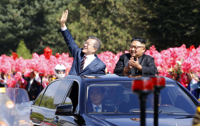 South Korean President Moon Jae-in (left) and North Korean leader Kim Jong-un leave for Paekhwawon State Guest House, after Moon arrived at Sunan International Airport in Pyongyang on Tuesday for the inter-Korean summit. (Yonhap)