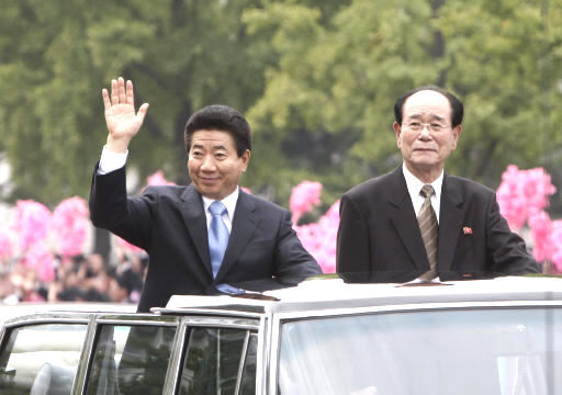 Late South Korean President Roh Moo-hyun and North Korea's nominal head of state Kim Yong-chol rides in an open-car parade in 2007, in Pyongyang, North Korea. (Yonhap)
