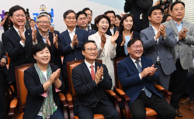 Lawmakers of the ruling Democratic Party respond as they watch President Moon Jae-in arriving in Pyongyang on live television at the National Assembly on Tuesday (Yonhap)