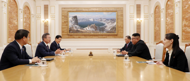 South Korean President Moon Jae-in (second from left) and North Korean leader Kim Jong-un (second from right) hold inter-Korean summit in Pyongyang on Tuesday. From far left: National Intelligence Service chief Suh Hoon, Moon Jae-in, National Security Office chief Chung Eui-yong, vice-chairman of the central committee of the North’s workers’ party Kim Yong-chol, Kim Jong-un and his sister Kim Yo-jong. (Joint Press Corp.)