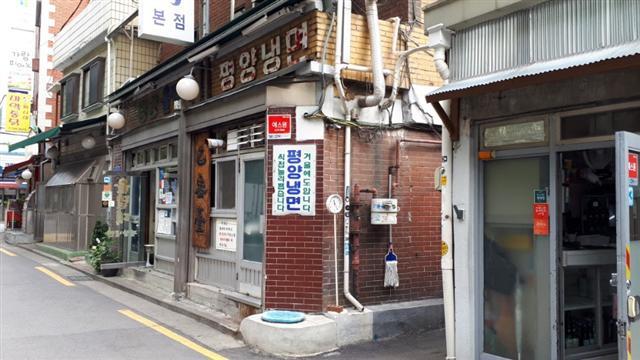 18일 오전 11시30분께 서울 마포구 평양냉면집 을밀대. 점심시간만 되면 10여미터 정도 길게 줄을 서던 지난 4~5월과 다르게 한산한 모습이다.