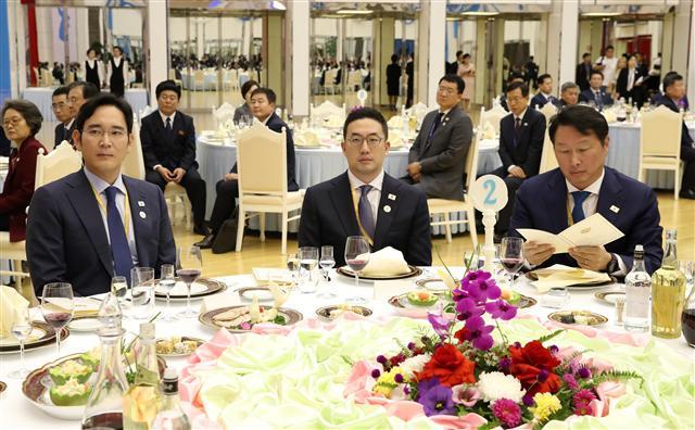 이재용 삼성전자 부회장(왼쪽), 구광모 LG그룹 회장(가운데), 최태원 SK그룹 회장(오른쪽) 등이 18일 남북정상회담 환영 만찬에 참석하고 있다.  [평양사진공동취재단]