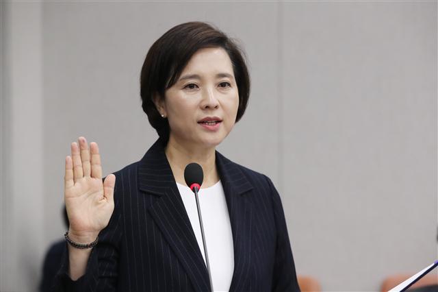 19일 국회에서 열린 인사청문회에 참석한 유은혜 부총리 겸 교육부 장관 후보자와 성윤모 산업통상자원부 장관 후보자, 이재갑 고용노동부장관 후보자가 선서를 하고 있다. 이날 청문회는 위장전입과 배우자의 주식 소유 문제, 탈원전 등을 놓고 여야가 치열한 공방을 펼쳤다.  [연합뉴스]