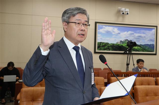 19일 국회에서 열린 인사청문회에 참석한 유은혜 부총리 겸 교육부 장관 후보자와 성윤모 산업통상자원부 장관 후보자, 이재갑 고용노동부장관 후보자가 선서를 하고 있다. 이날 청문회는 위장전입과 배우자의 주식 소유 문제 등을 놓고 여야가 치열한 공방을 펼쳤다.  [연합뉴스]