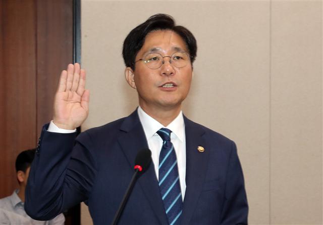 19일 국회에서 열린 인사청문회에 참석한 성윤모 산업통상자원부 장관 후보자가 선서를 하고 있다. 이날 청문회는 위장전입과 탈원전 등을 놓고 여야가 치열한 공방을 펼쳤다.  [연합뉴스]