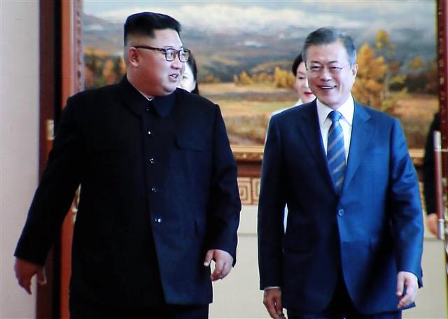 문재인 대통령 평양 방문 이틀째인 19일 오전 서울 동대문디자인플라자(DDP) 남북정상회담 메인프레스센터 대형모니터에 평양 백화원 영빈관에서 만난 문재인 대통령과 김정은 북한 국무위원장의 모습이 나오고 있다. [연합뉴스]