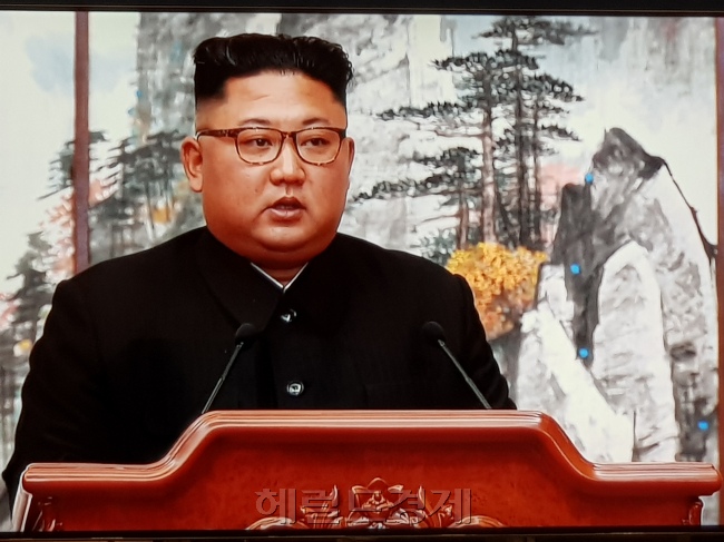 문재인 대통령 평양 방문 이틀째인 19일 서울 동대문디자인플라자(DDP) 남북정상회담 메인프레스센터 대형모니터에 평양 백화원 영빈관에서 회담 결과를 발표하는 김정은 북한 국무위원장의 모습이 나오고 있다. [성기윤 기자/skysung@heraldcorp.com]