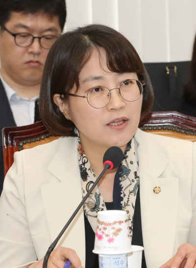 은산분리 규제완화를 골자로 한 인터넷전문은행 설립 및 운영에 관한 특례법 제정안이 19일 국회 정무위 전체회의에서 의결됐다. 정의당 추혜선 의원이 반대 의견을 말하고 있다.[사진=연합뉴스]