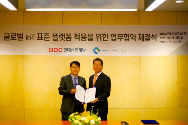 권순호 HDC현대산업개발 대표이사(오른쪽)와 박준호 OCF 상임이사(왼쪽)가 글로벌 IoT표준 플랫폼 적용을 위한 업무협약을 체결하고 기념촬영을 하고 있다.
권순호 HDC현대산업개발 대표이사(오른쪽)와 박준호 OCF 상임이사(왼쪽)가 글로벌 IoT표준 플랫폼 적용을 위한 업무협약을 체결하고 기념촬영을 하고 있다.