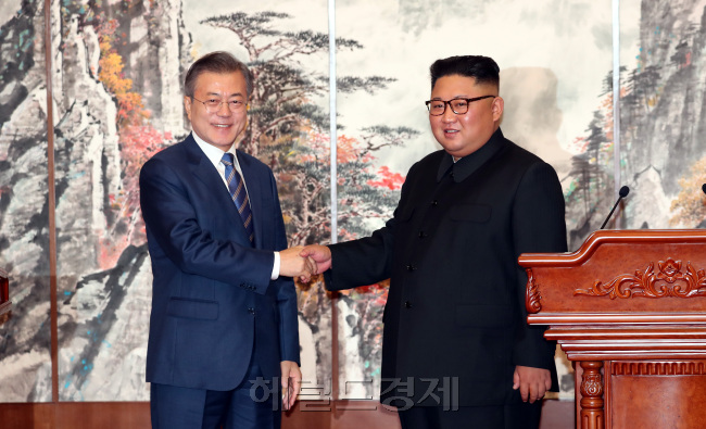문재인 대통령과 김정은 국무위원장이 19일 백화원 영빈관에서 평양공동선언 발표 후 악수하고 있다. [사진=평양사진공동취재단]