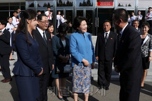 문재인 대통령 부인 김정숙 여사와 김정은 국무위원장 부인 리설주 여사가 18일 오후 김원균명칭 음악종합대학을 방문해 대화하며 이동하고 있다. [평양사진공동취재단]