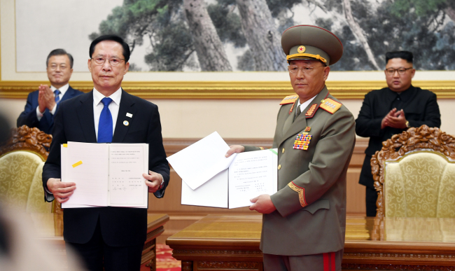 South Korea’s Defense Minister Song Young-moo and his North Korean counterpart No Kwang-chol in Pyongyang (Joint Press Corps)