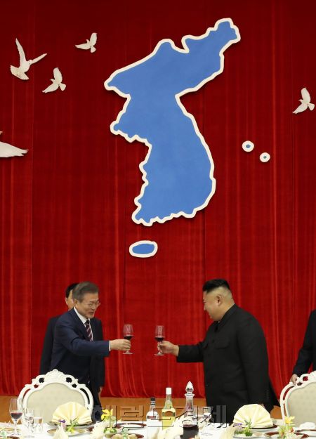 문재인 대통령과 김정은 북한 국무위원장이 정상회담 첫 날인 18일 저녁 만찬에서 독도가 포함된 한반도기를 배경으로 축배를 들고 있다. [사진제공=연합뉴스]