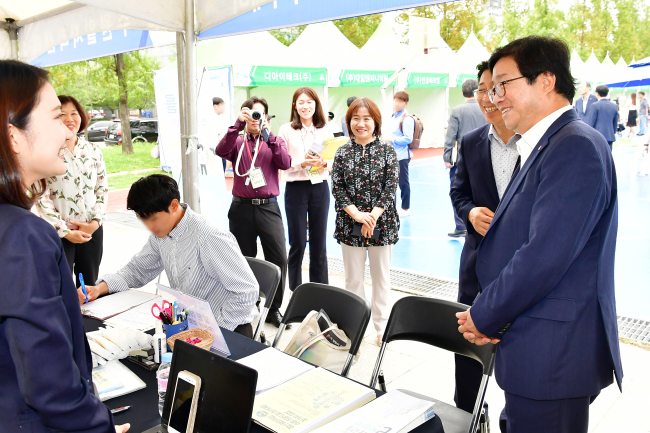 염태영 수원시장이 일자리 박람회 행사부스를 둘러보고 있다.[사진제공=수원시]
염태영 수원시장이 일자리 박람회 행사부스를 둘러보고 있다.[사진제공=수원시]