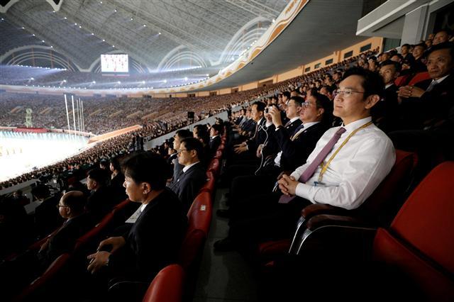 이재용 삼성정자 부회장과 최태원 SK회장, 구광모 LG회장이 19일 오후 평양 능라도 5.1경기장에서 정상회담 축하 대집단체조와 예술공연을 관람하고 있다.  [평양사진공동취재단]