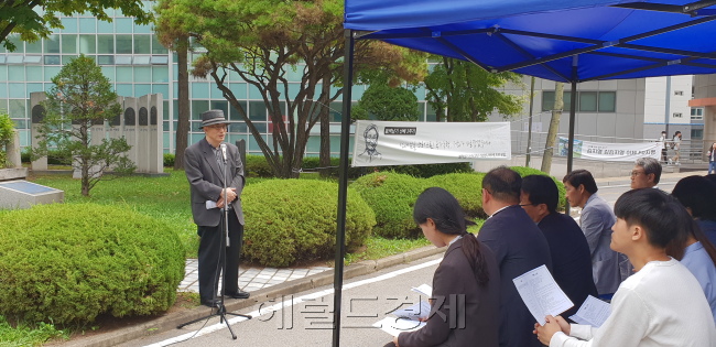 [19일 중앙대학교 의혈탑 앞에서 열린 고 백남기 농민의 교내 추모식. 고인의 벗이었던 이명준 씨가 추모 발언을 하고 있다. 김유진 기자/kacew@heraldcorp.com]
