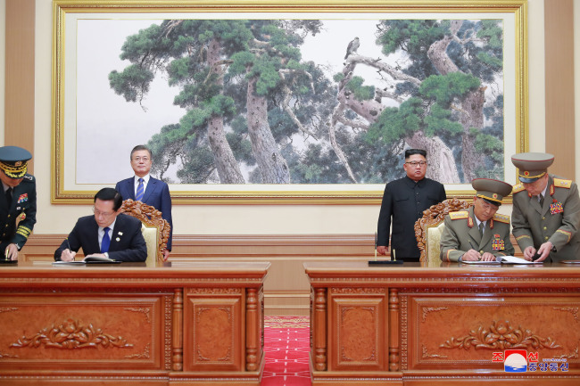 지난 19일 오전 평양 백화원 영빈관에서 문재인 대통령과 김정은 국무위원장이 임석한 가운데 송영무 국방부 장관과 북한 노광철 인민무력상이 판문점 선언 이행을 위한 군사 분야 합의문에 서명했다고 조선중앙통신이 20일 보도했다. (사진=연합뉴스)