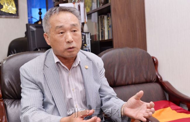“홍동백서, 조율이시와 같은 규칙은 원래 예서에는 없는 내용입니다.” 서정택 성균관 전례위원회 위원장은 주자가례나 가례집람, 격몽요결과 같은 잘 알려진 예서등을 통해 이같은 내용을 설명했다. 또 잘못된 허례허식으로 인해 차례문화가 현대인들에게 ‘부담’으로 자리잡는 데 대해선 아쉬움을 표했다. [사진=정희조 기자/checho@heraldcorp.com]